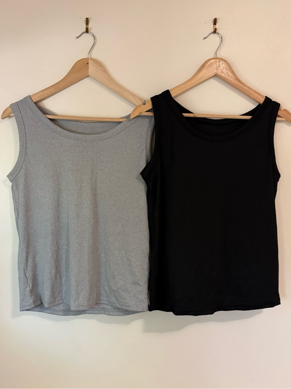 Lot of 2 Classic Sleeveless Tank Top - Black and Light Gray Lightweight XL